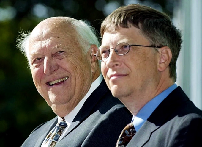 微软创办人盖兹及其父亲威廉‧盖兹(左)。AP资料图片