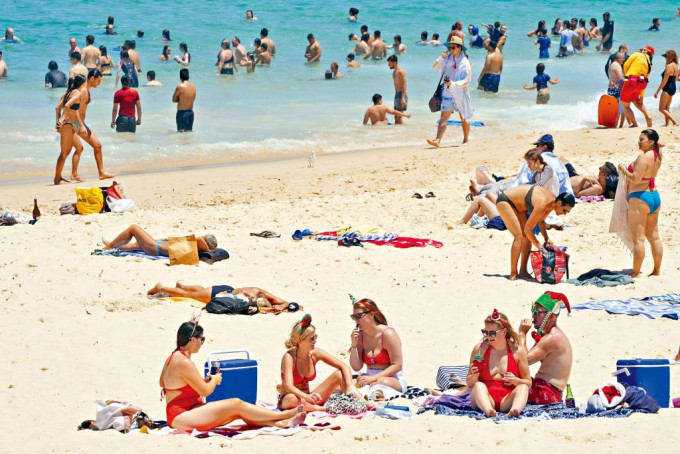 澳洲雪梨著名的邦迪海滩去年圣诞日挤满人。 