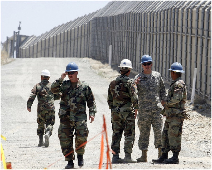 特朗普下令國民警衛隊士兵前往南部美墨邊境地區阻止非法移民越境。 AP