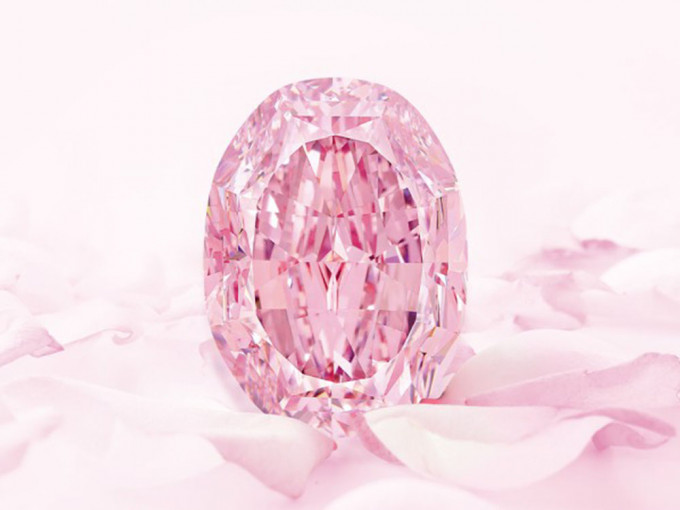 一颗极之罕有、号称是历来最巨型的紫粉红钻石周三在瑞士日内瓦拍卖。官方网页图片
