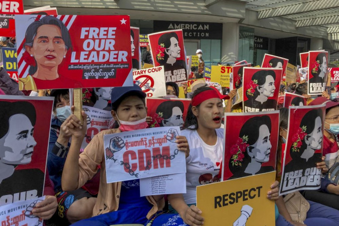 缅甸连续11日有反对军政府夺权的示威。AP图片