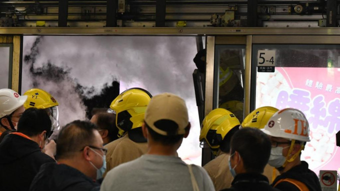 油塘站有月台幕门设备故障导致冒烟。