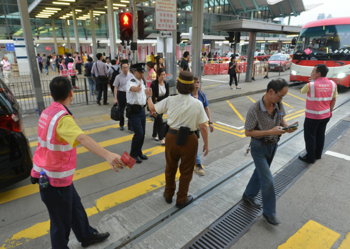 港铁安排接驳巴士接载乘客。