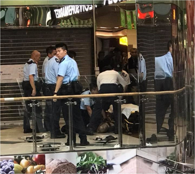 警员制服持刀男子。网民Shamino Tse图片
