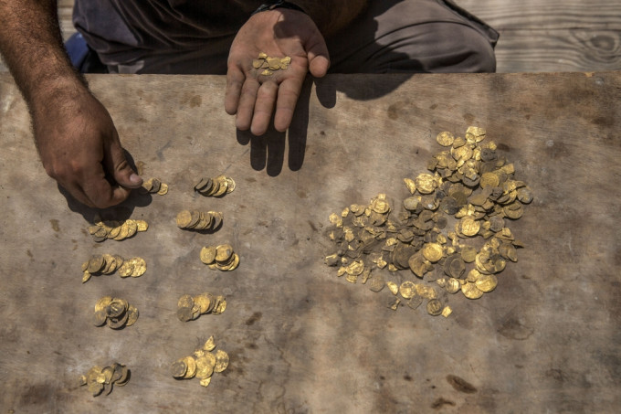 挖出的金币可以追溯到9世纪末伊斯兰帝国阿拔斯王朝。AP图片