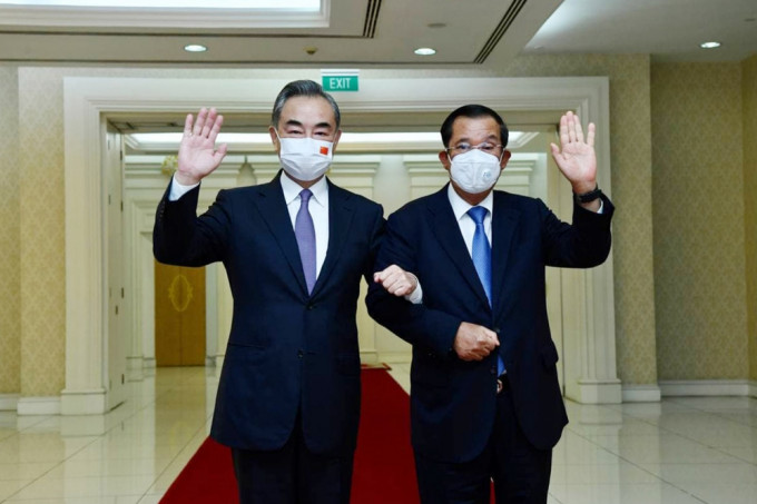 王毅与柬埔寨首相。新华社