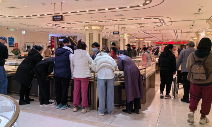 在北京最大金店菜百首饰总店，不少顾客在挑选饰品。张言天摄