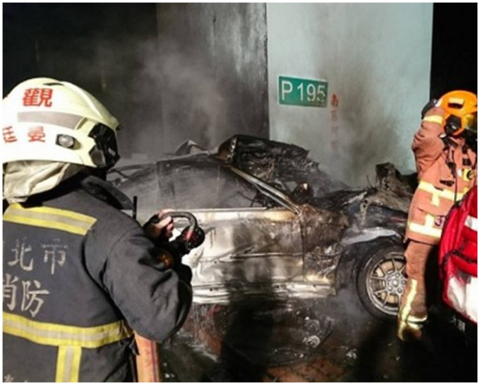 宝马私家车严重焚毁。