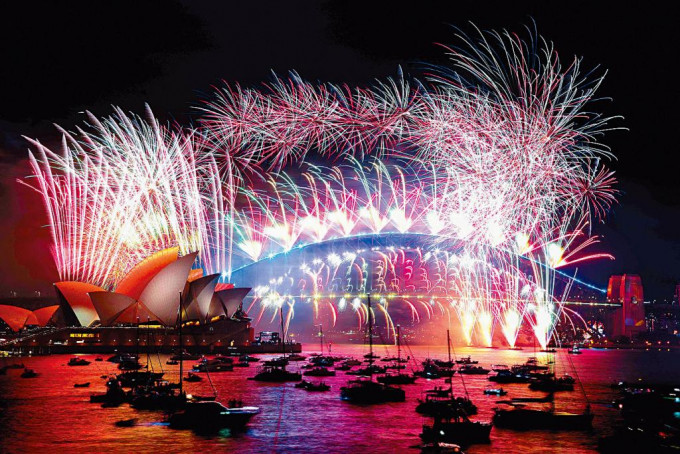 ■踏入元旦，澳洲雪梨港湾大桥及歌剧院上空燃放灿烂烟花。