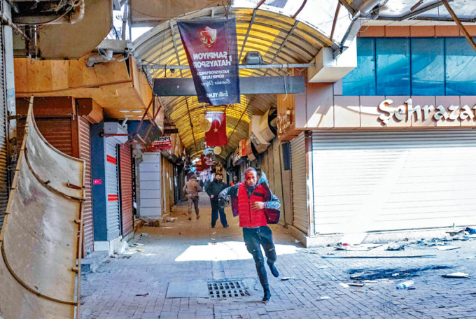 在土耳其安塔基亚一个传统珠宝市场，上周六有疑似小偷逃走。