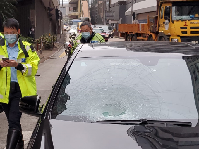 私家车的车头玻璃被撞至破裂。