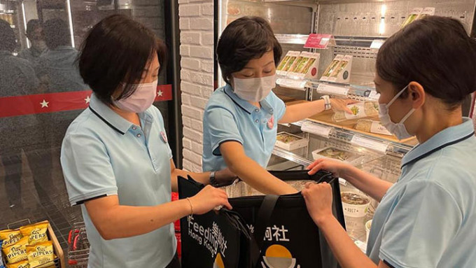 蔡若莲跑到遍布不同地区的24间面包店，收集剩馀的面包。教育局facebook