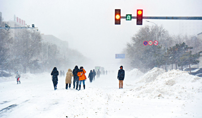 ■通辽市的大街严重积雪，无法通行。