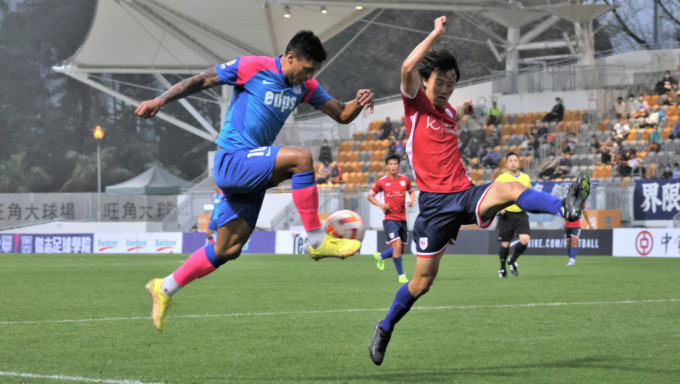 杰志(蓝衫)以8球大胜香港U23。陆永鸿摄