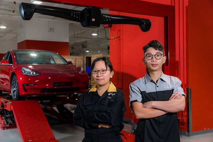 香港专业教育学院（
IVE）汽
车工程高级文凭二年级学生
林定山（ Jason））（右）及 一年级学生许洛琳（洛琳） ）（左希望将来加入 汽 车 工程业界，学以致 用 。