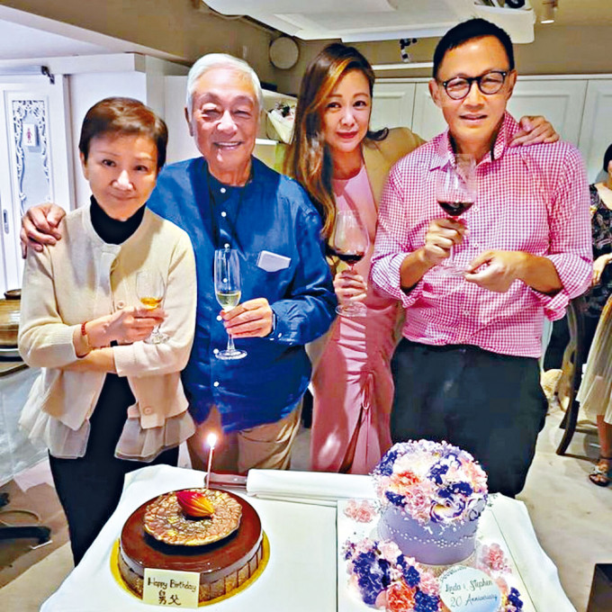 王馨平与老公庆祝结婚纪念，亦不忘为舅父曾江庆祝生日。