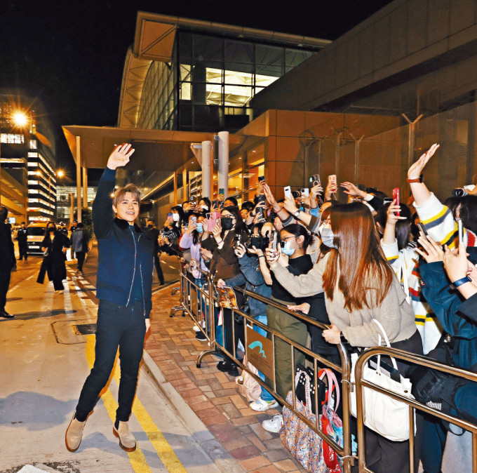 轩公在进入机场前一刻，不忘跟粉丝挥手。