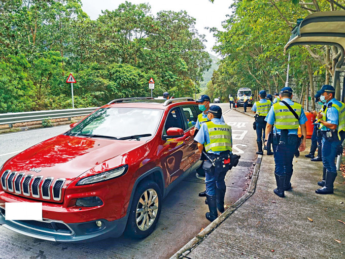 ■警方在大嶼山截查汽車偽造許可證。