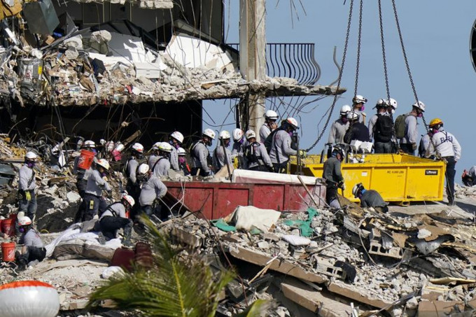迈阿密塌楼事故寻获最后一名失踪者遗体，累计98人死亡。AP图片
