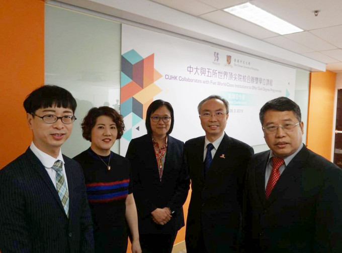 中大副校长潘伟贤（中）指，中大5学科将与世界5大院校合作，开办双学位课程。