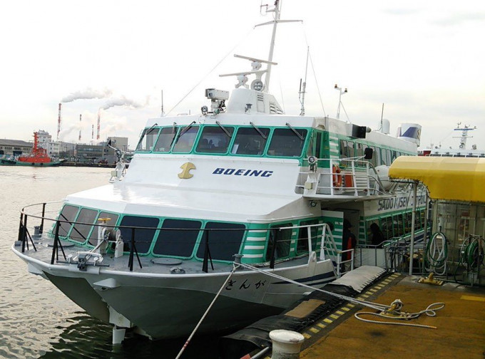 日本新潟市一艘高速船，懷疑撞到鯨魚。網圖