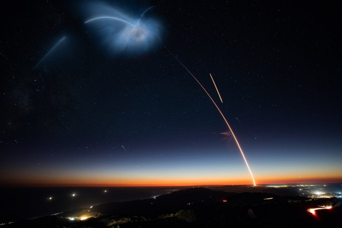 SpaceX发射火箭照亮南加州天际的刹那时光。(网图)
