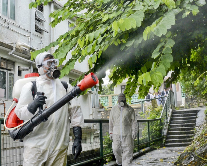 工作人员在民居附近100米范围内树木茂盛的地点每星期使用雾化处理方法，杀灭成蚊。