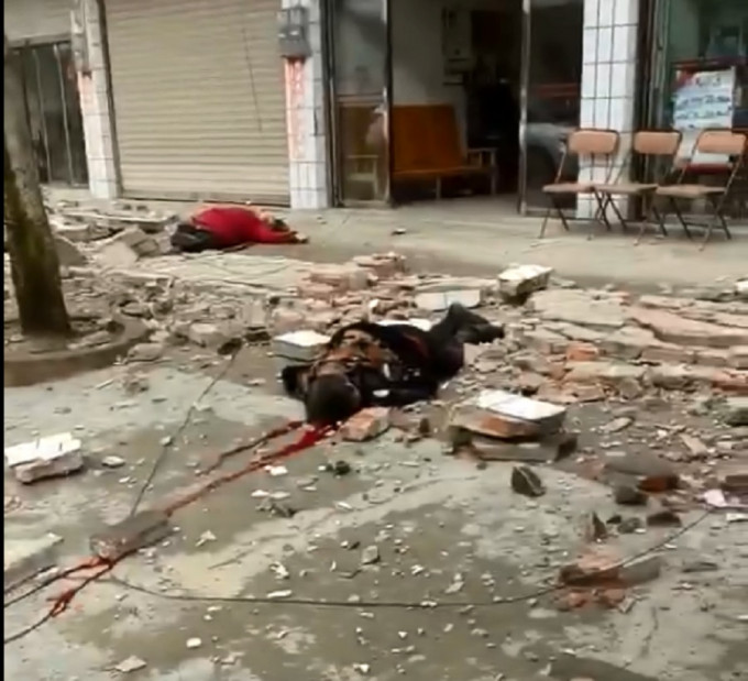 地震中有民众死亡。网上图片