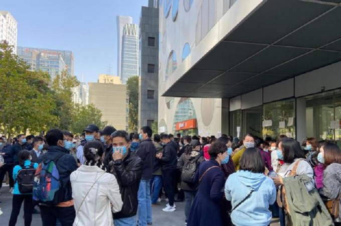 北京家長罕見群聚抗議優勝教育拖欠款項。網上圖片