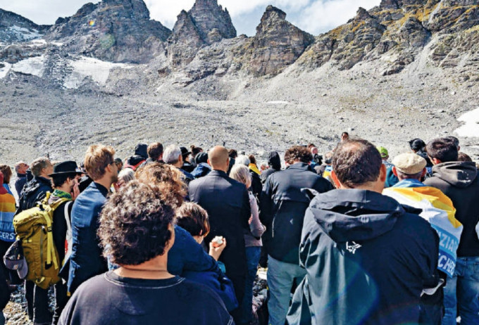 全球暖化造成瑞士阿爾卑斯山脈冰川消失，約一百名瑞士居民周日穿上黑衣爬上海拔約三千米的皮措爾山，為消逝的皮措爾冰川舉行「送葬儀式」。 法新社