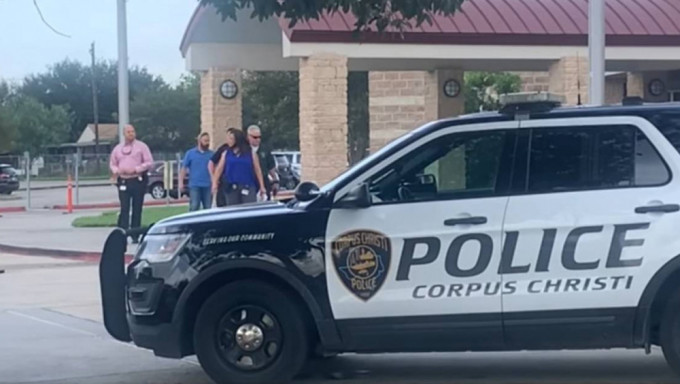 德州一名30岁的父亲让4岁儿带已上膛的手枪到校，警方发现后该父亲随即被捕。网图