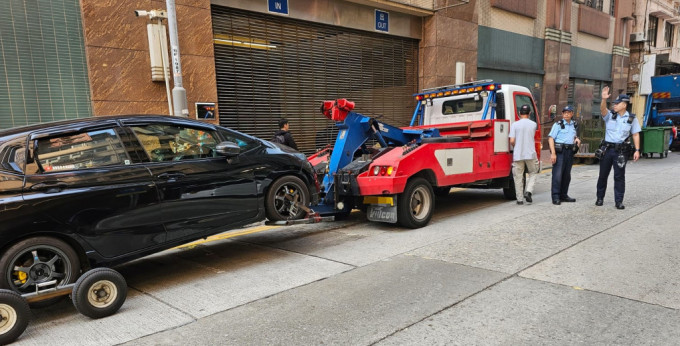 油尖警区打击违例泊车，拖走对交通造成严重阻塞的车辆。
