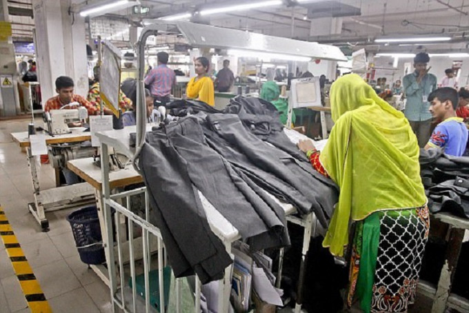 孟加拉血汗工厂压榨员工，员工每日工作12小时，只获约2.6港元的时薪。（网上图片）