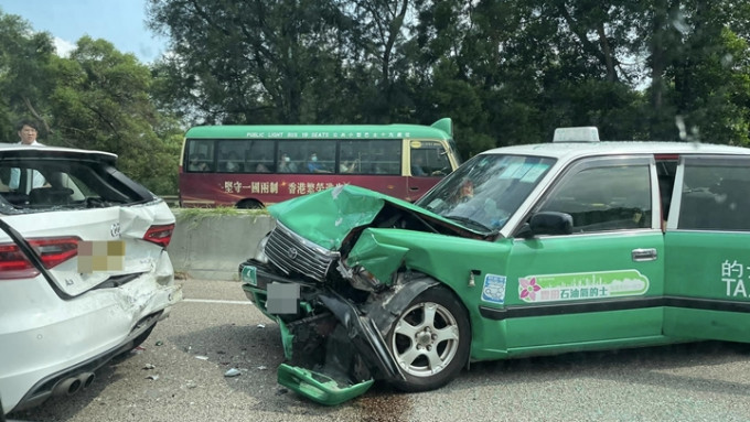 意外涉及私家車及新界的士。fb車cam L（香港群組）圖片