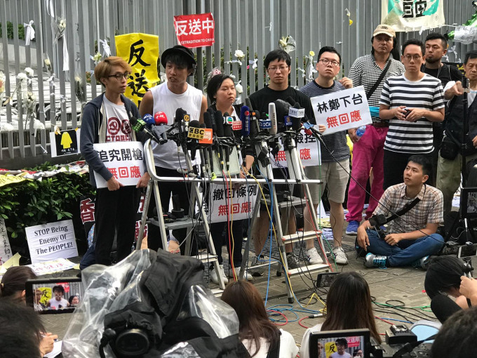 民陣岑子杰（左二）不滿林鄭月娥無回應訴求。