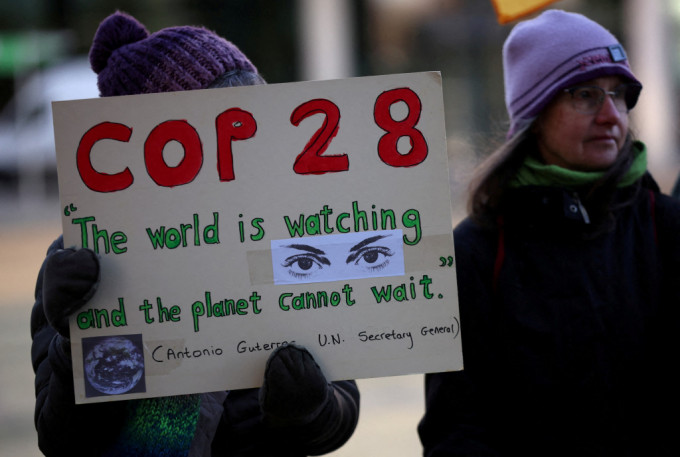 反气候变化示威者在会场外示威，要求各国领袖采取行动，指全球正在注视，地球不能不能再等待。路透社