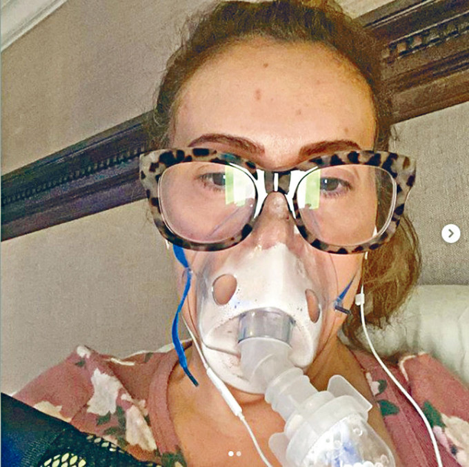 阿麗莎公開戴上呼吸器的照片，自爆3月時曾染疫。