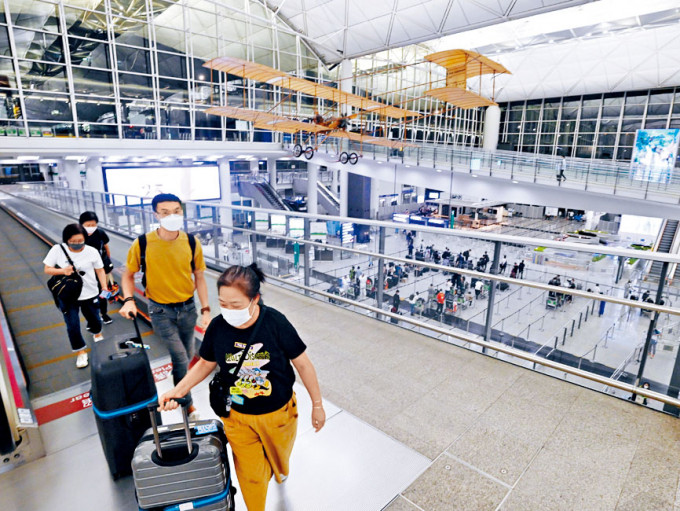 受惠於防疫措施鬆綁，香港機場客運量升逾兩倍半。
