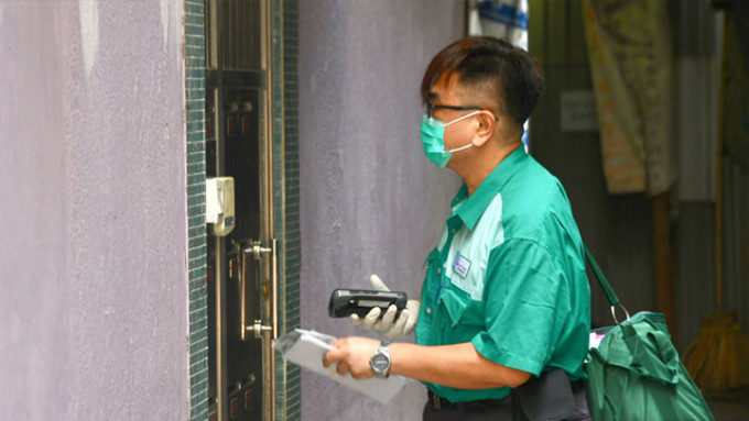 香港邮政指已为在户外执行派递工作的邮差提供水樽及清凉巾等预防中暑装备。资料图片