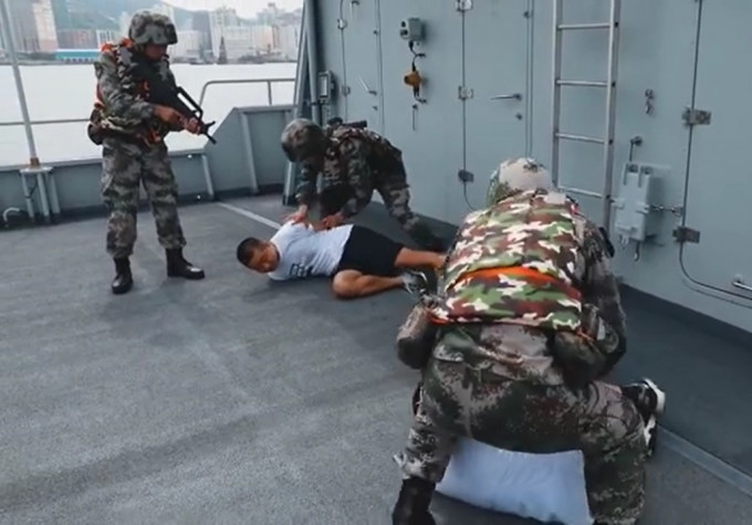 驻港解放军进行演练。驻香港部队截图