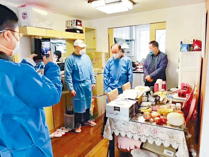 上海副市長陳通視察的家庭堆滿食物。