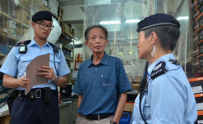 警员向市民进行问卷调查。林思明摄