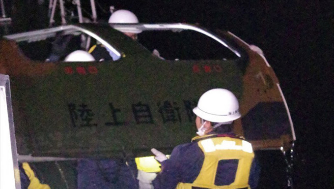 日本黑鹰直升机堕海，海岸防卫队周五晚打捞出飞机残骸。 美联社