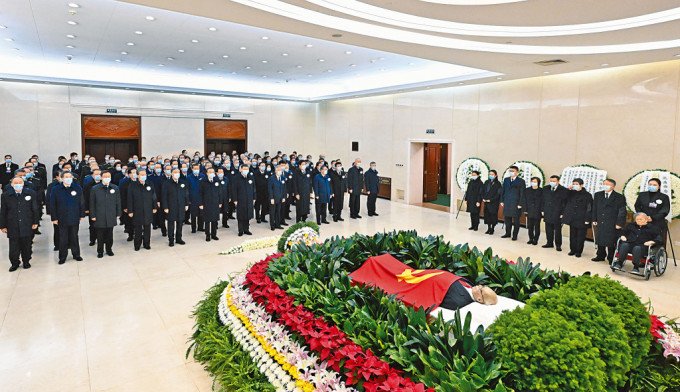 現任及退休領導人，向江澤民遺體三鞠躬。