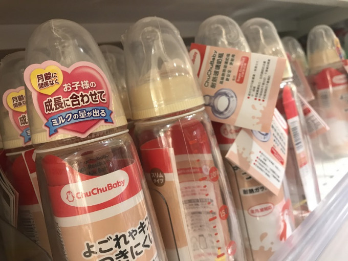 「CHU CHU」奶樽被台灣當局驗出含雙酚A，本港代理商表示已通知分銷商下架。何量鈞攝