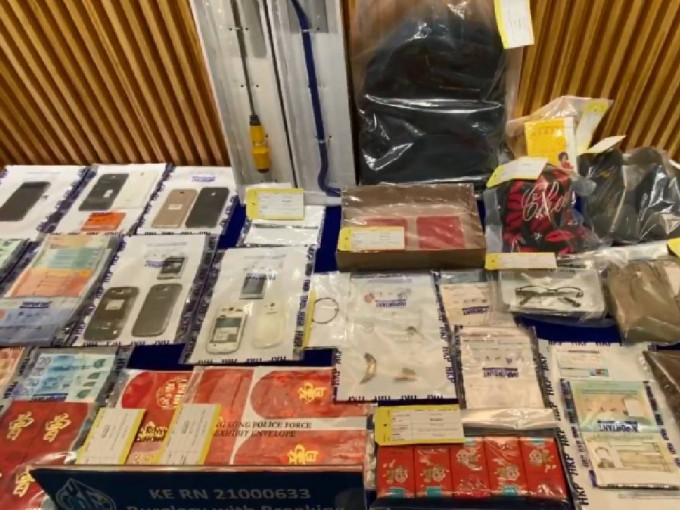 警方捡获一批怀疑失物。香港警察fb截图