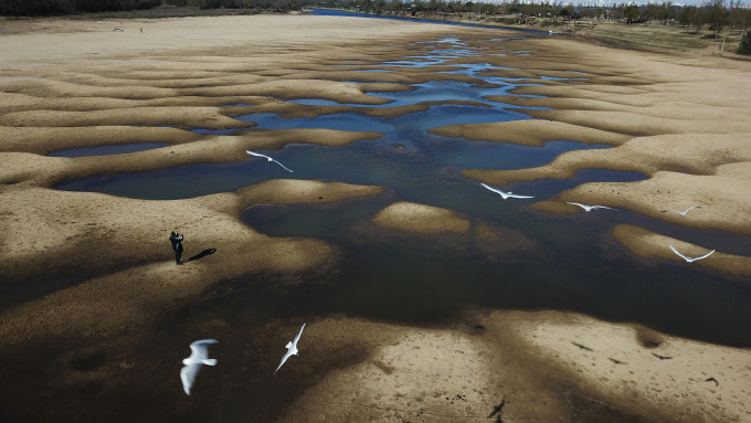 巴拉那河缺水，河床現形。美聯社圖片