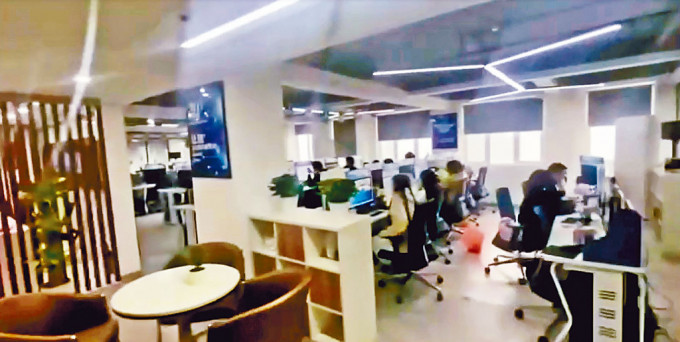 為展示「引流系統」公司規模，「小陳」通過微信視頻展示數千呎辦公室和逾10名員工。
