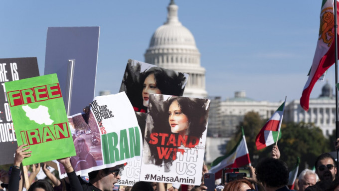  伊朗库尔德族女子阿米尼去年9月遭道德警察拘留期间死亡后，翌月在华盛顿国家广场有民众举行反伊朗政权集会。 美联社