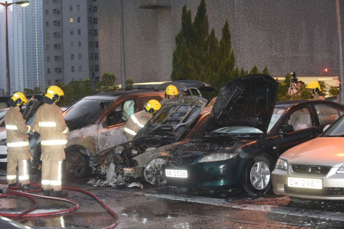 將軍澳厚德邨頂層停車場3車焚燒。